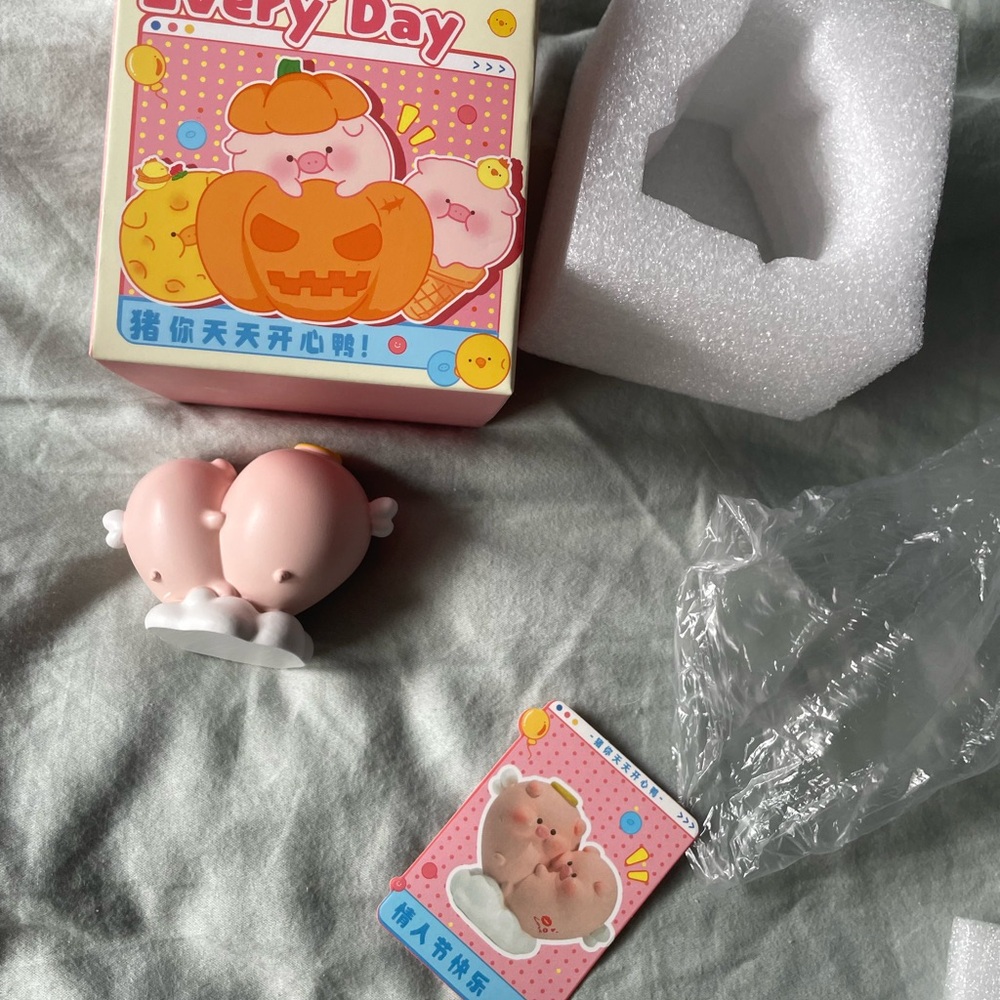 Happy Every Day Pig Figurine - Picture 2 of 2